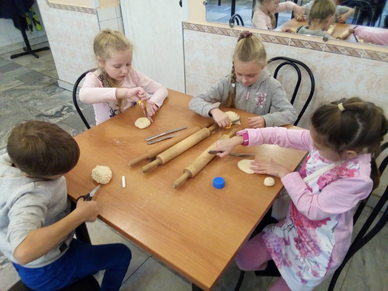 Учащиеся 1Б класса с экскурсией на завод вкусных хлебов "Каравай" 31.10.2018